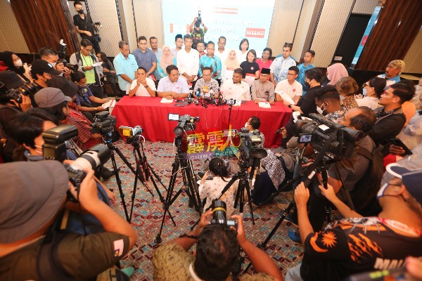 霹雳公正党在公布候选人名单后，召开记者会。