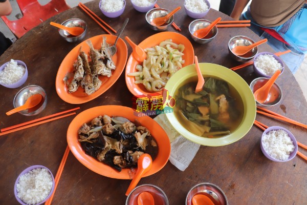 经过郭凤琴及队友的精心制作，三菜一汤便端上餐桌。