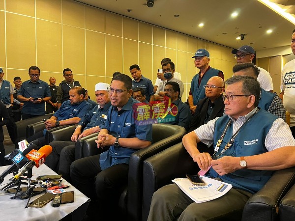 阿末法依扎（前右2）在记者会发言。右为民政党霹雳州主席拿督施天星及伊斯兰党霹雳州主席拉兹曼。