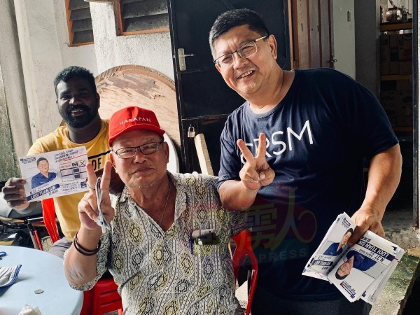 马华班台州议席候选人雷端锦和选民相见欢。 （取自雷端锦FB）