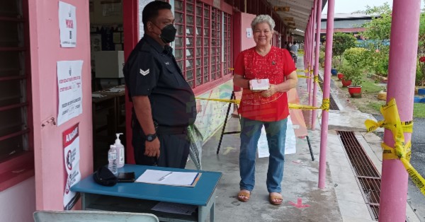 为大选展延回新加坡的陈赛玉（红衣者），周六提早投票，以便等下赶到车程，顺利回新加坡。