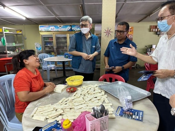 久违的民政党前主席拿督斯里马袖强（左2起），陪同再诺向华裔选民拜票。