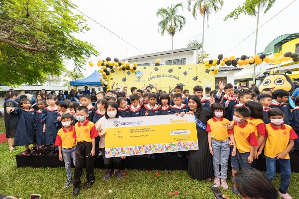 在这个特殊的日子里，暖心的毕业生不忘和同龄小朋友分享喜悦，汇集力量捐赠RM2, 040予一心儿童收容中心。