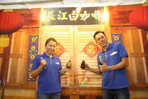 江健龙（右）及冯照敏夫妇，特配合商展推出全新的“摇冰花”。