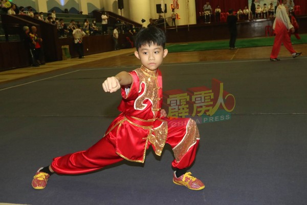 怡保精武最年轻武术运动员何俊澔，荣膺最佳男运动员。