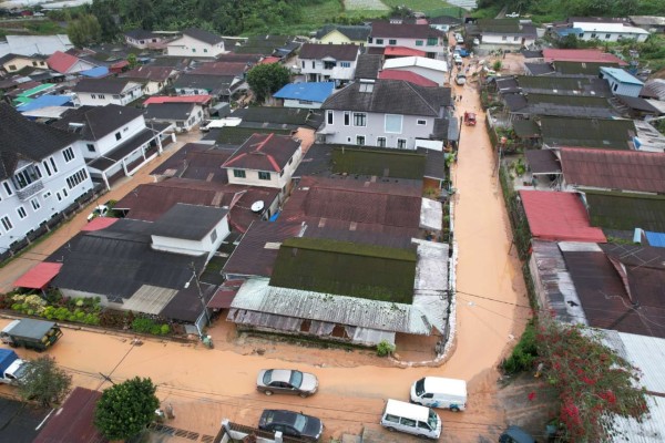 金马崙甘榜拉惹新村于週二（20日）晚再次发生水灾，水灾现场更是布满泥泞。
