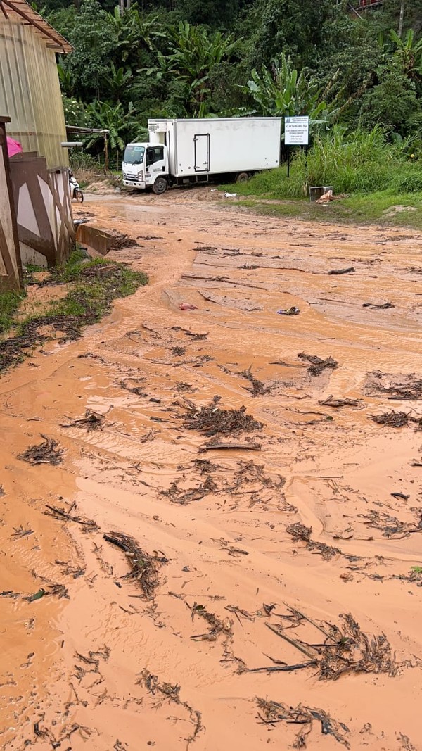 甘榜拉惹新村处，到处可见满地黄泥浆。