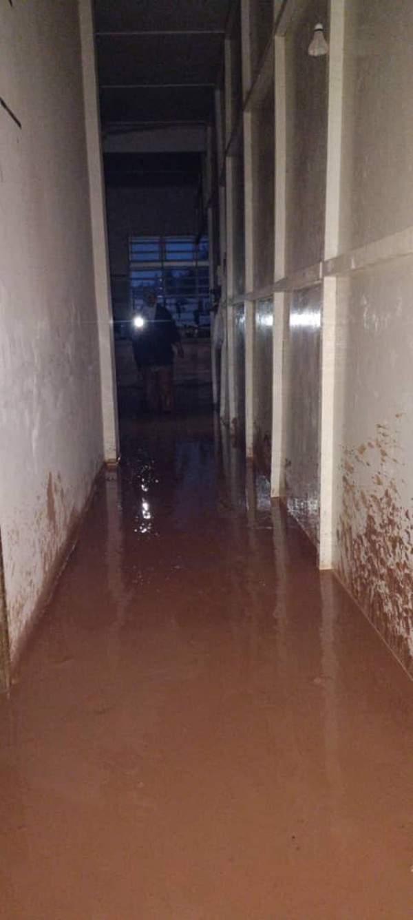 雨水大量涌入甘榜拉惹新村，导致村民住家内也无一倖免。
