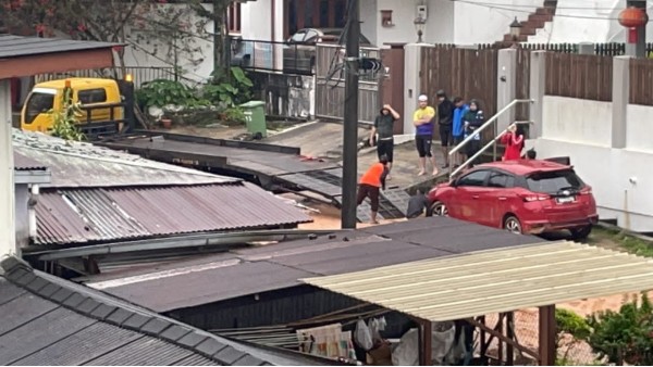 金马崙甘榜拉惹新村发生水灾，许多村民受到影响。