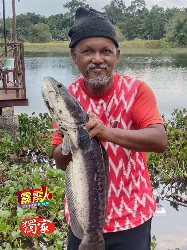 E先生是贞德洛湖泊的常客，许多人向他学习钓多曼鱼的技巧，并且称他为师傅。