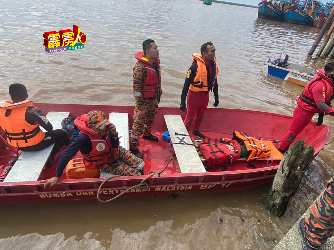 消拯局出动两艘快艇及5名来自水上拯救队（PPDA）员参与打捞工作。