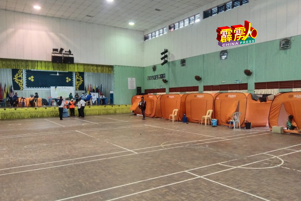週三（21日）下霹雳有5户家庭共28名灾黎，被安顿在设于阿都拉曼达立国民中学礼堂的临时疏散中心。