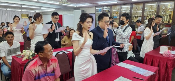 5对新人赶在2022年的最后一天，在怡保中国精武体育会注册结婚。（刘永森提供）