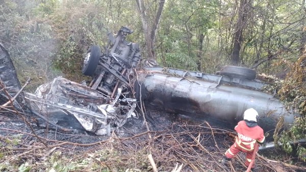 油槽车失控坠崖，车身着火，司机当场身亡。