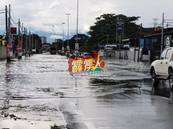 怡保拿乞路于11月初时，曾因豪雨而发生突发水患。（档案照）