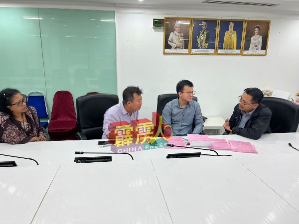 张迪翔（右2起）和林海标与国能公司官员会谈，共同商议民万新村路灯电供中断的解决对策。