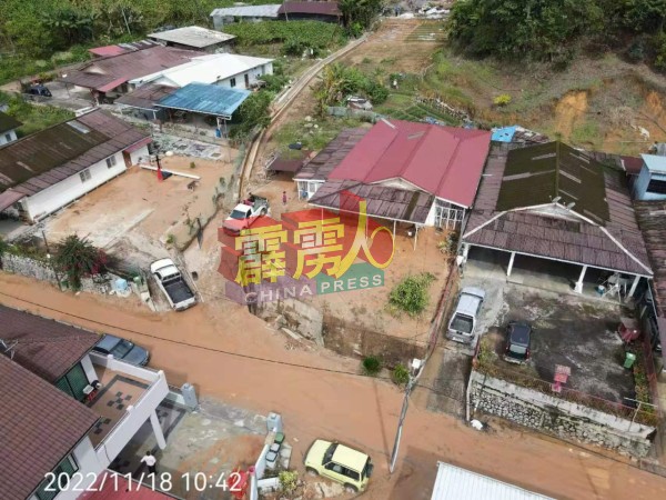 金马崙甘榜拉惹新村于11月时，也曾发生严重水灾。