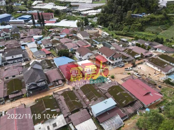 在11月份发生的水灾中，可见甘榜拉惹新村多处佈满黄泥浆。