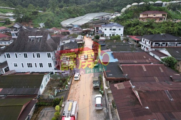 金马崙甘榜拉惹于週二发生水灾，现场到处都是黄泥浆。