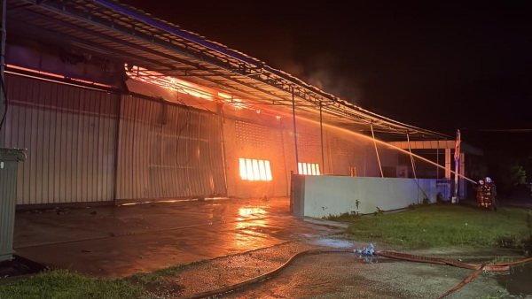 火患在易燃物助威下狂烧，吞噬工厂的建筑物