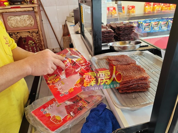 业者们把肉乾分别包装,方便又卫生。
