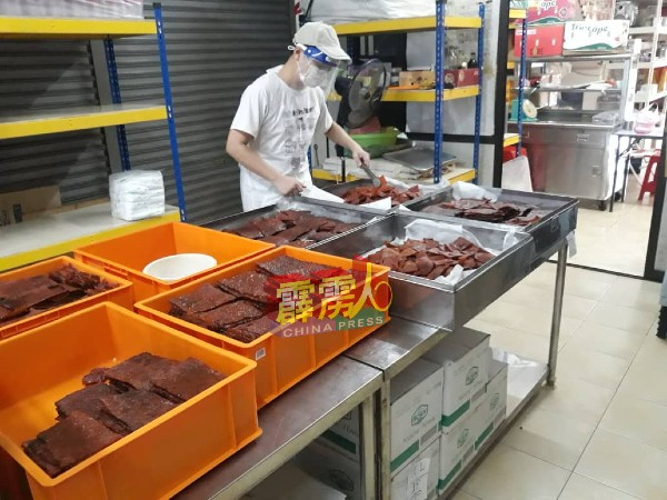 烤熟的肉乾纳凉後,才可进行包装。