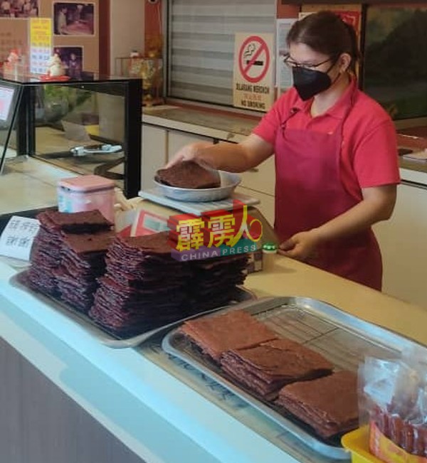 万里香肉乾行职员按照重量,对肉乾进行分别包装。