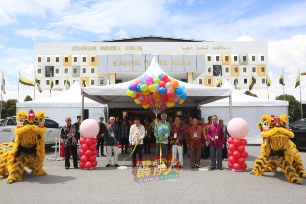 卢成全（前排右4）为霹中总“霹雳商贸展销会2022”，主持开馆仪式。