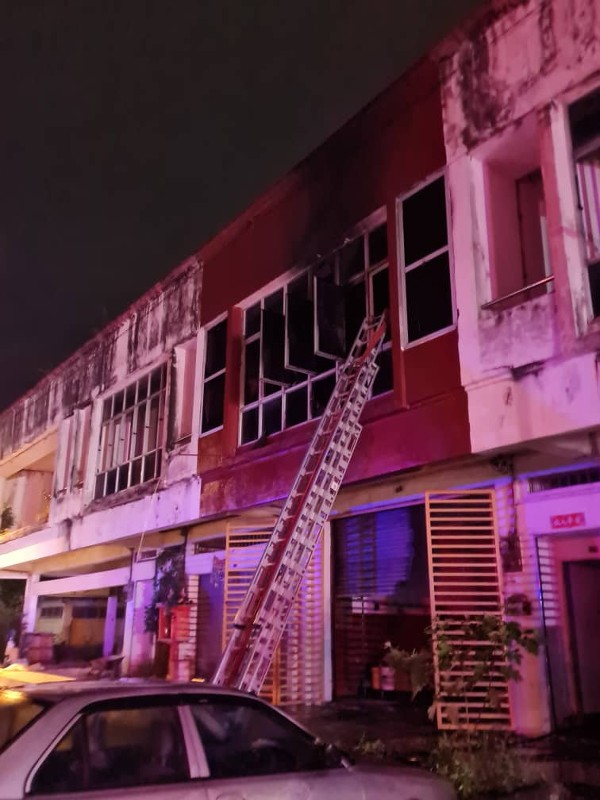作为外劳宿舍的双层店屋楼上起火，大火将店屋烧毁70%。