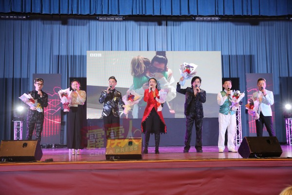 一众歌手艺人在台上表演。