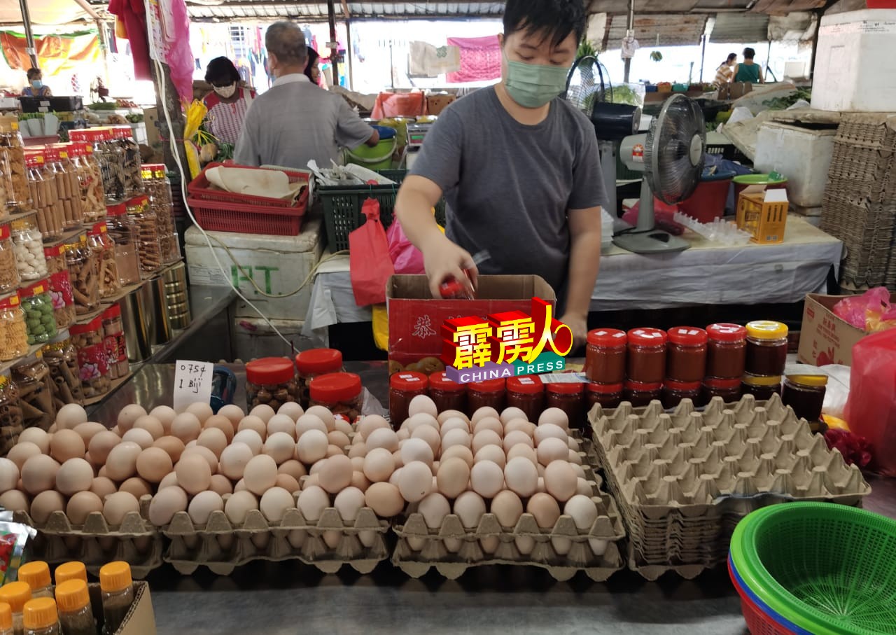 狮尾巴刹的一些鸡蛋贩一大清早已卖完农场鸡蛋，仅剩下价格较高的菜园蛋。