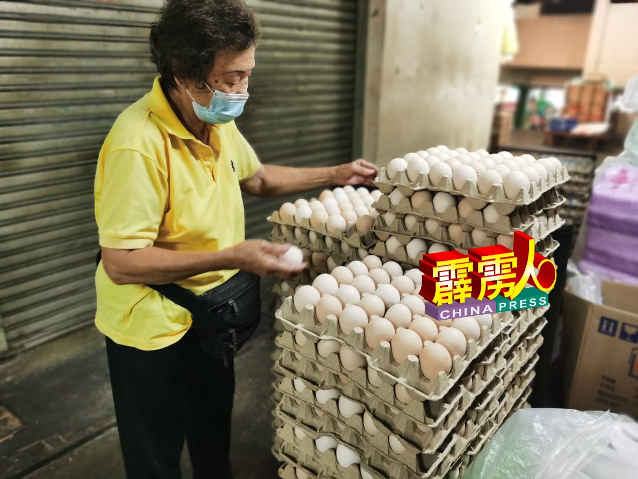 曾秀梅亲到鸡蛋批发店选购菜园鸡蛋供售卖给顾客。