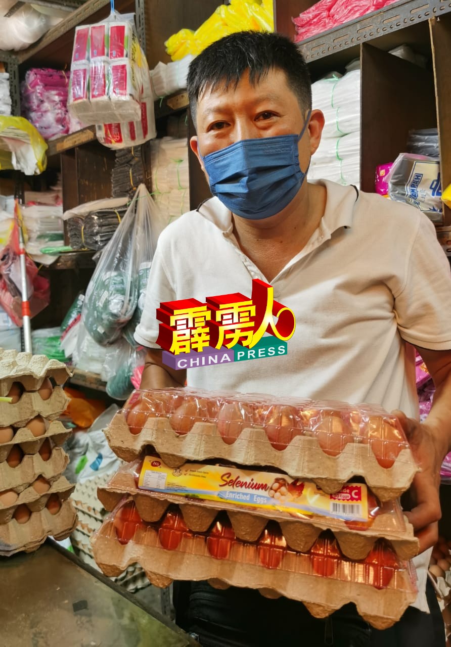 林永光忙于分配鸡蛋给顾客。