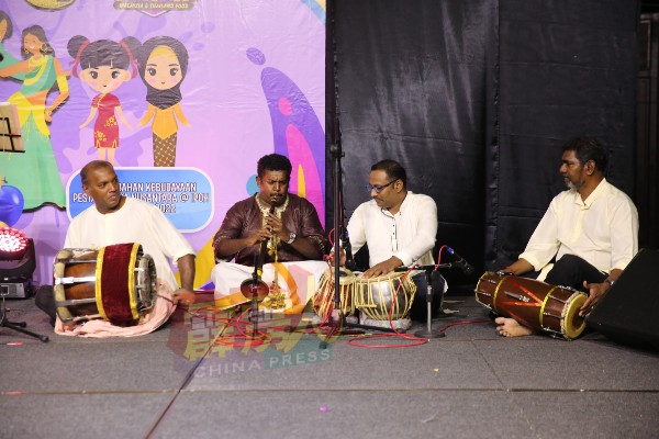 文化晚会也备有印度乐器的演奏表演。