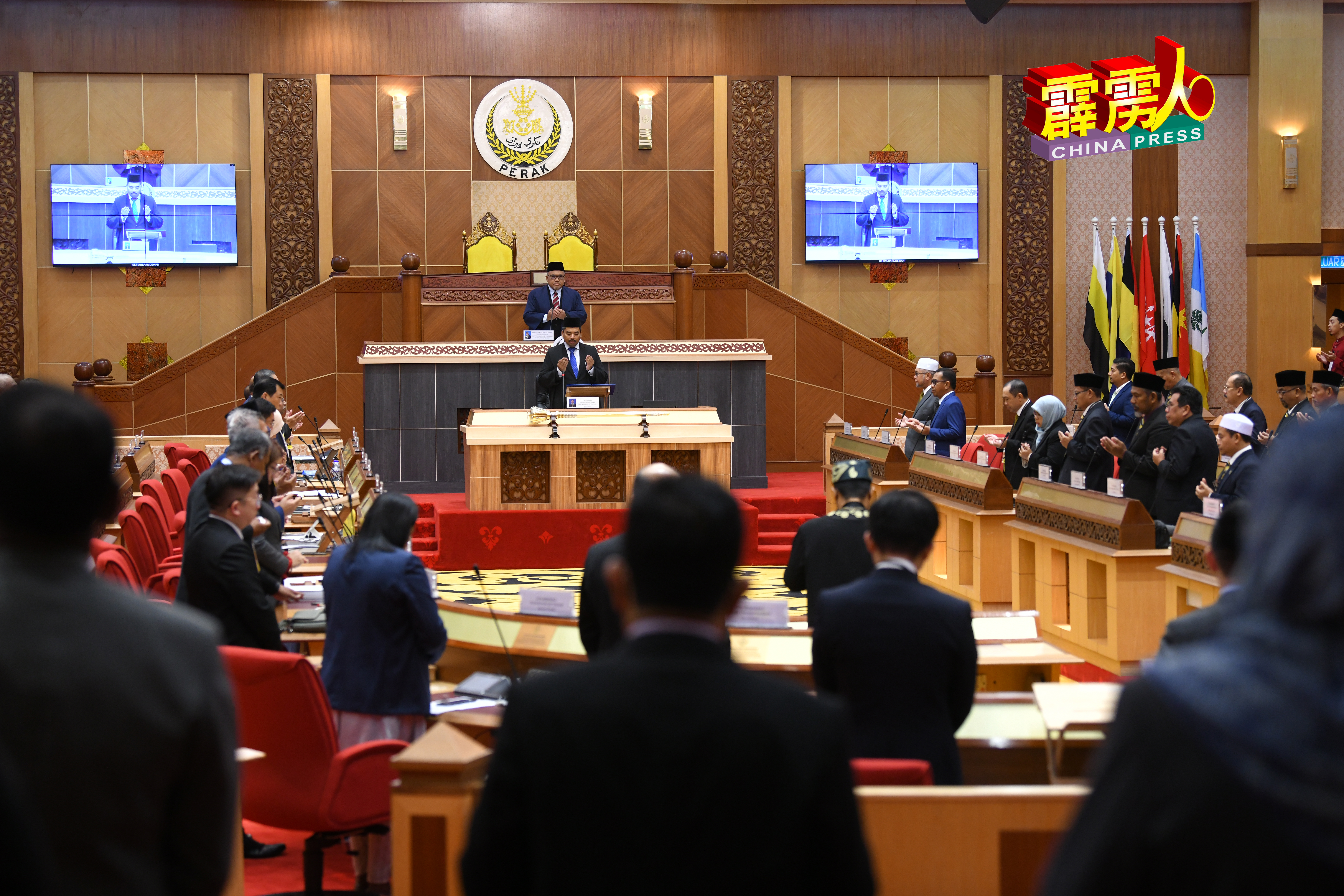 在会议正式开始前，全体议员为峇冬加里土崩事件的遇难者默哀。