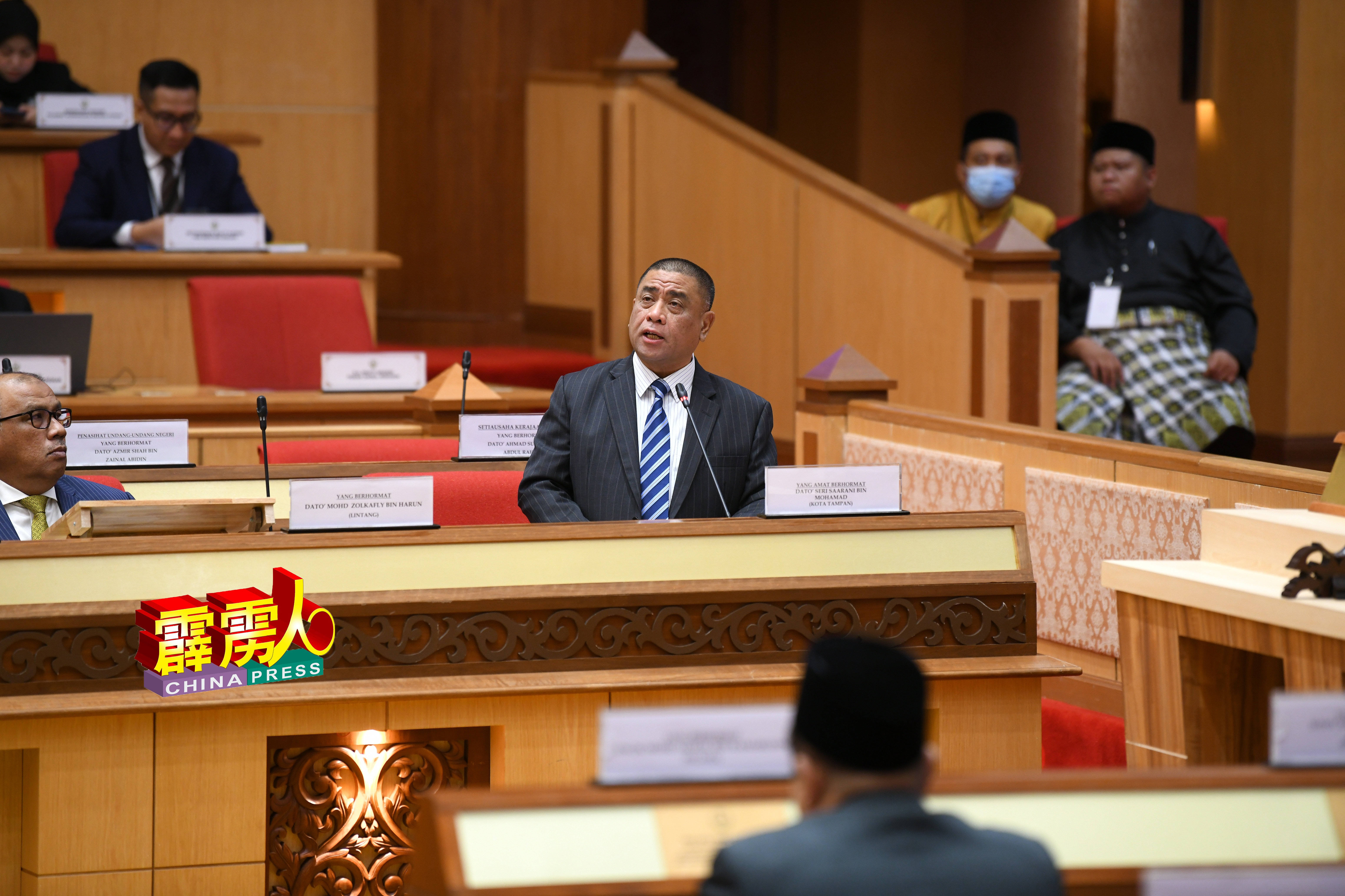 霹雳州务大臣拿督斯里沙拉尼，就非法土地课题作出回应。