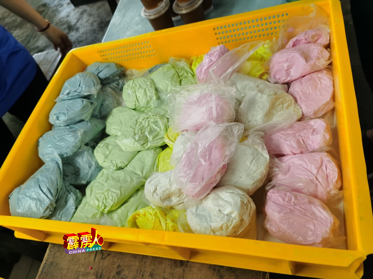 一些分成一小包不同色彩的糯米粉团每包售价约2令吉。