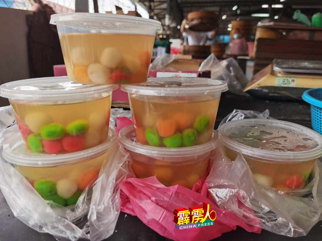 由于糯米价格上涨，部分小贩售卖的盒装汤圆每盒为5令吉，比去年涨了50仙。