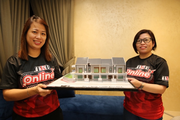 庄淑芬（左起）与集力产业集团董事袁燕芳，展示该集团所推出的产业示范屋模型。