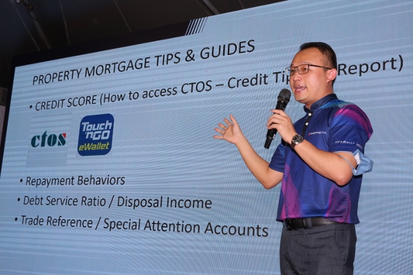 丰隆银行的销售经理王伟彬，也在场与民众分享房产贷款方面的知识。