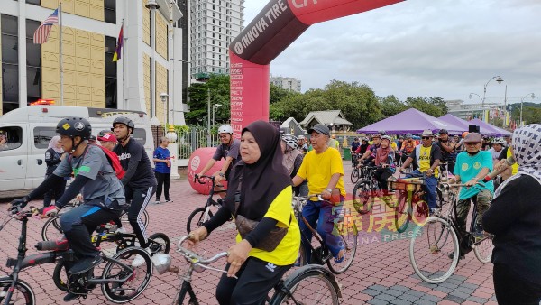 300名来自怡保及其他地区的民众，参与”安全骑“活动。