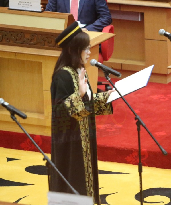 崔慈恩宣誓就任成为霹雳州议会副议长。