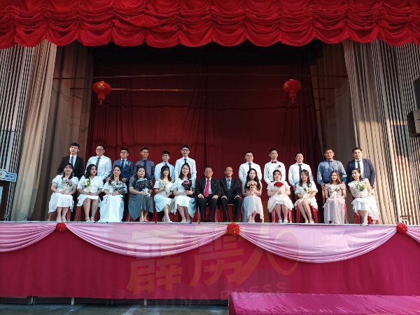 黄保生（前左7起）和吴业成，周一（12日）见证11对新人1212集体注册结婚。