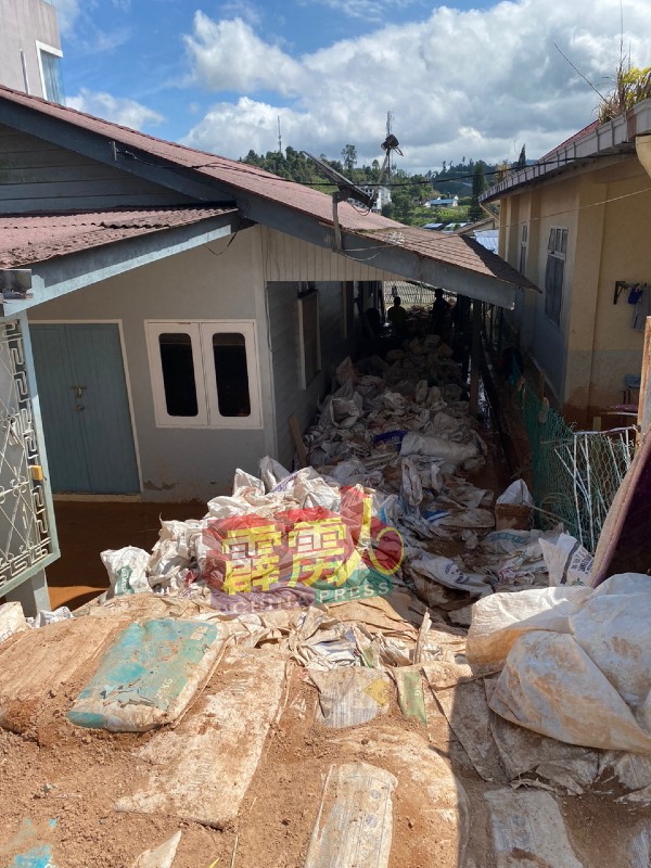 一些村民住家外，堆积了许多灾后垃圾。
