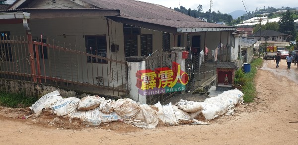 村民在住家堆沙包，防止洪水流进住家。