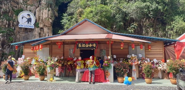 健龙山谷是一间设在石矿岩的餐厅 ，让国内外旅客在享用美食时也可欣赏周遭的美景。