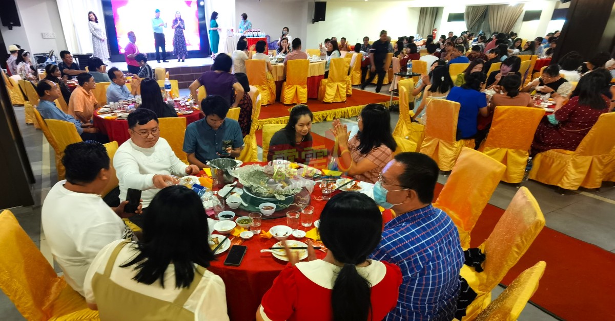 曼绒华校教师会举办“风华76”教师节暨会员荣休晚宴，场面温馨。