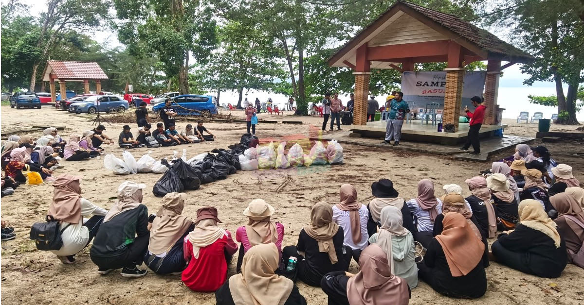 约百名大学生参与清洁运动，清理沙滩和聆听防贪分享。