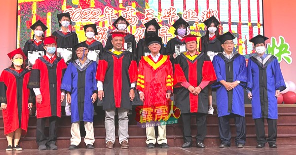 高三毕业班优异生与嘉宾合影，前排左起江芷青、梁炳初、林星、李翰华、林国璋、黄仲贤、黄印兴及李锦清。