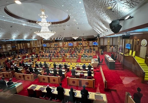 全体议员周三在州议会开始前，为峇冬加里土崩事件的遇难者默哀。